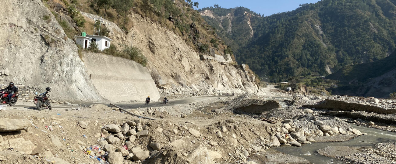 वर्षाका कारण देशभरका ८ राजमार्ग अवरुद्ध