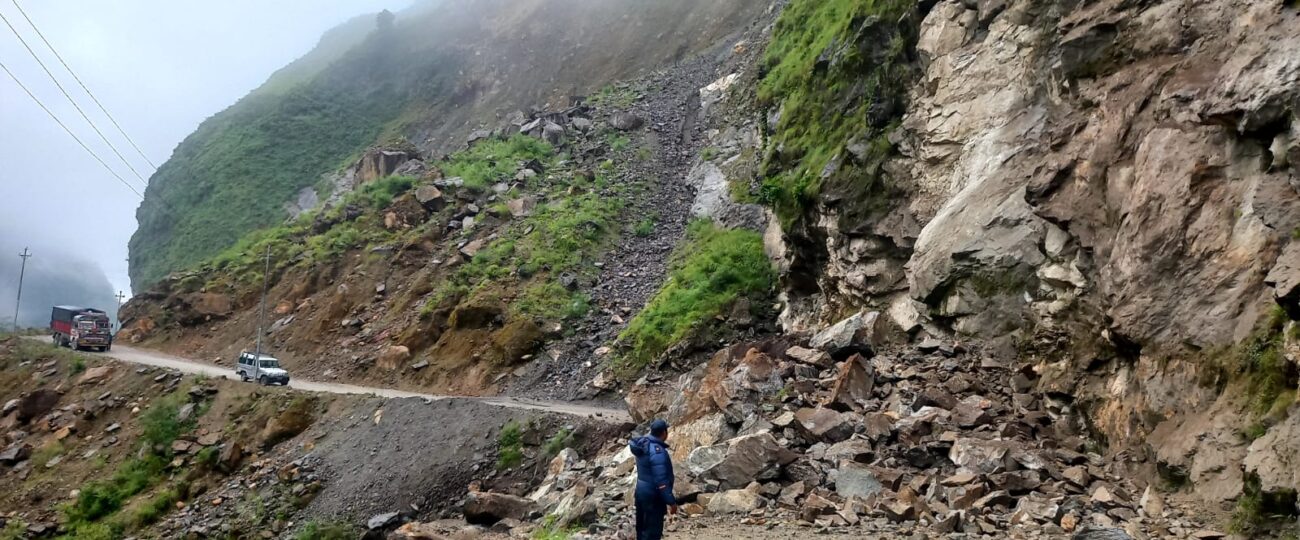 सुक्खा पहिराले बेनी–जोमसोम सडकमा आवतजावत रोकियो