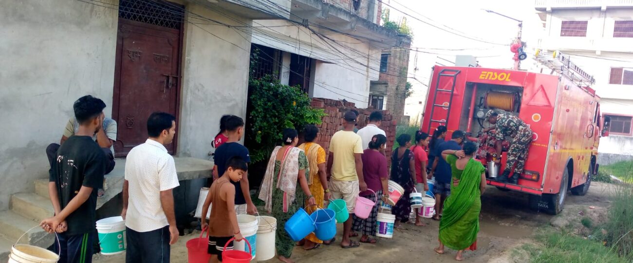 नेपाली सेनाद्वारा वीरगञ्जमा पानी वितरण