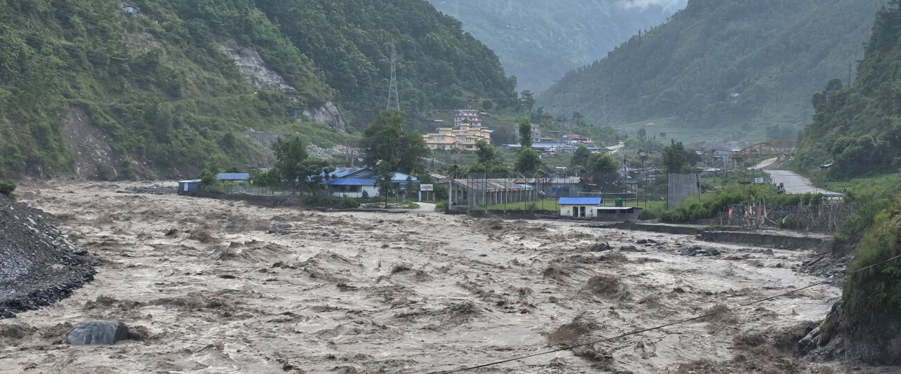 भोटेकोसीमा भीषण बाढी, सतर्क रहन आग्रह