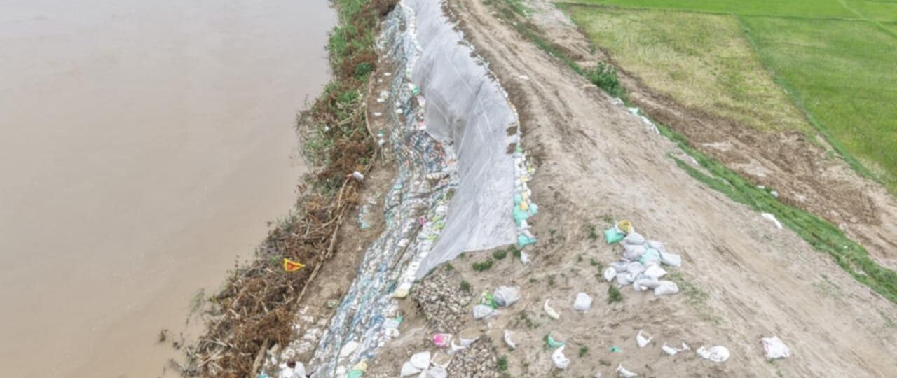 राप्ती नदीमा आपत्कालीन तटबन्ध निर्माण