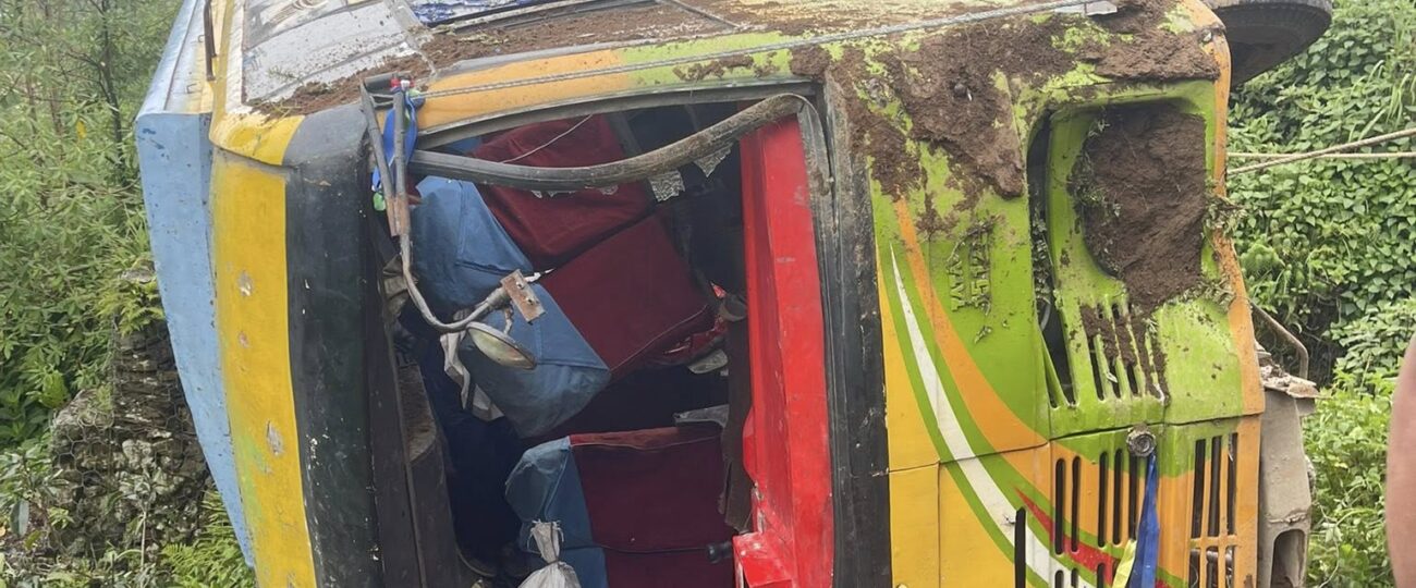 बस दुर्घटना हुँदा १४ घाइते, एक जना गम्भीर