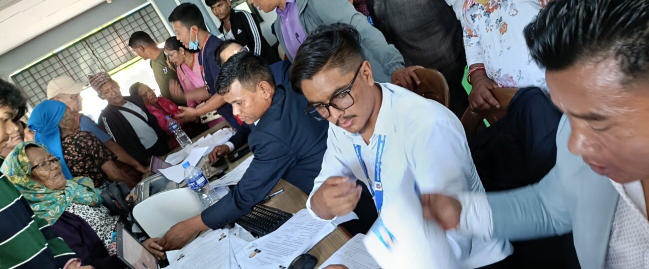 सेवाग्राही खोज्दै जनप्रतिनिधि र कर्मचारी सहरमा