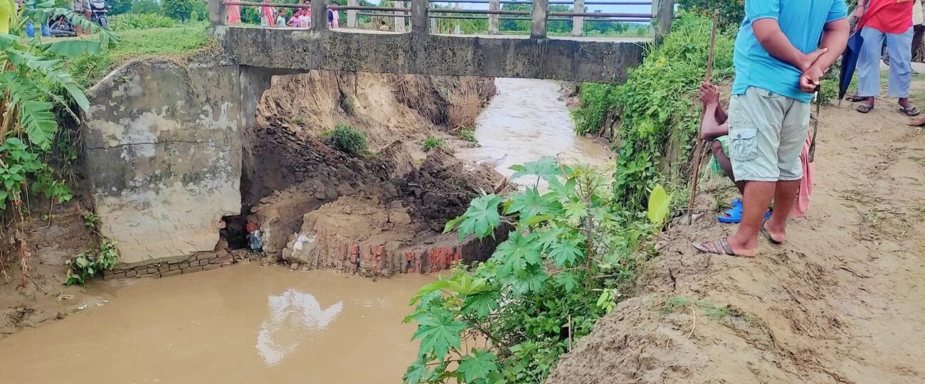 बाढीले पुल भासिँदा आवतजावत ठप्प