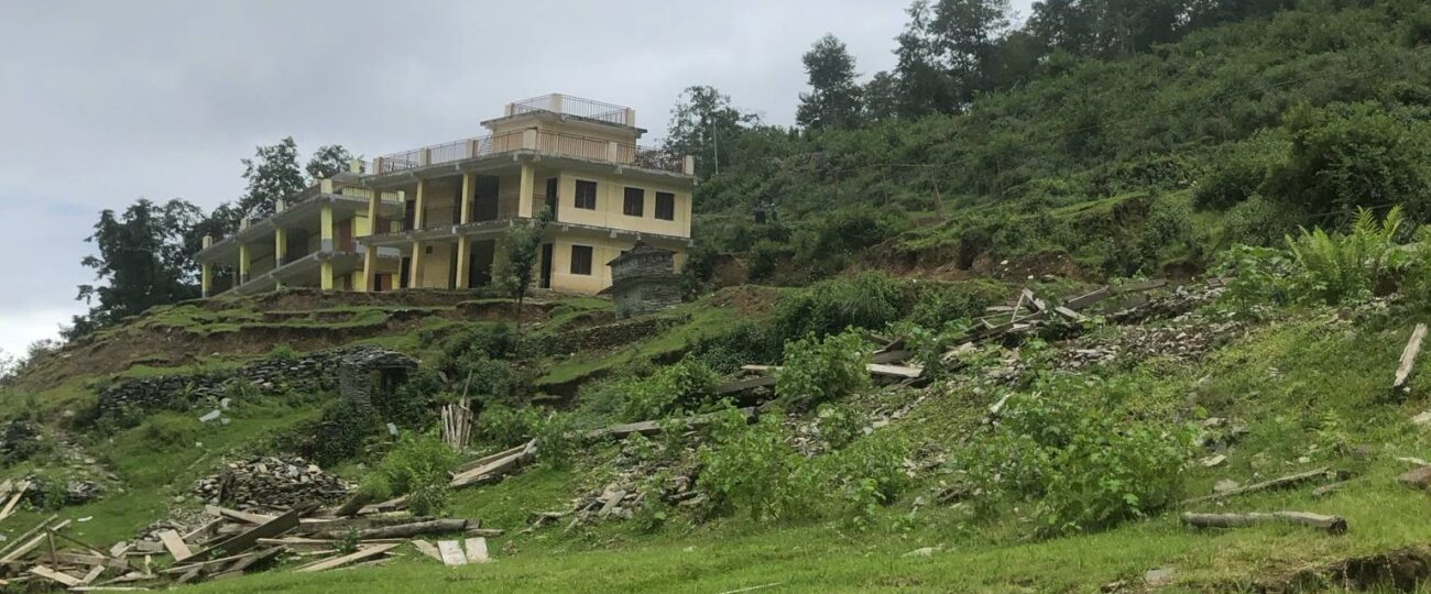 स्थानान्तरण गरिएको ओखरबोट माविको भवन पहिरोको जोखिममा