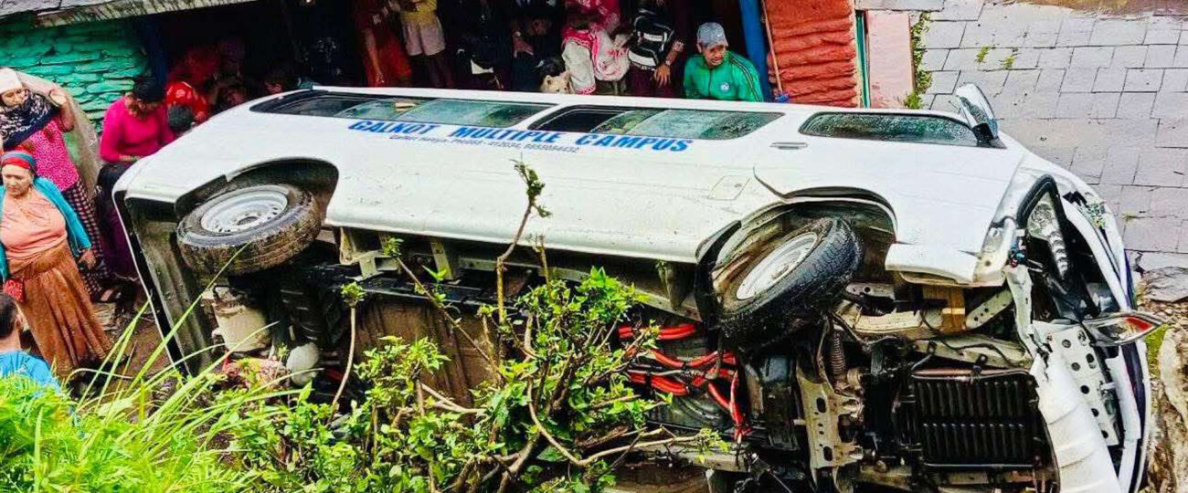 विद्यार्थी बोकेको भ्यान दुर्घटना हुँदा छ घाइते