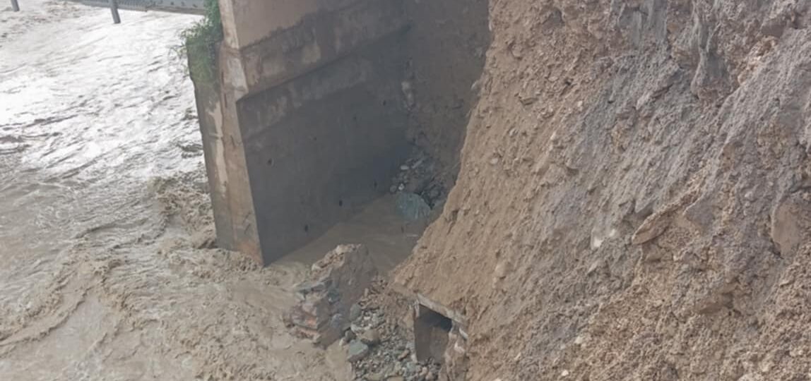 भटौली खोलामा बाढीः पक्की पुलमा क्षति, सवारी आवगमन बन्द