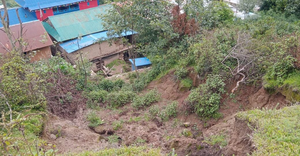 बस्तीमाथि पहिरो जाँदा पाँचधारे बजार जोखिममा