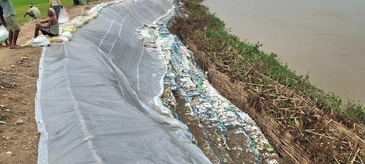 राप्ती नदीमा आपत्कालीन तटबन्ध निर्माण
