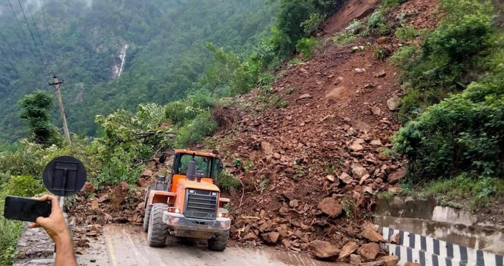 अविरल वर्षाका कारण देशभरका छ सडकमा आवागमन रोकियो