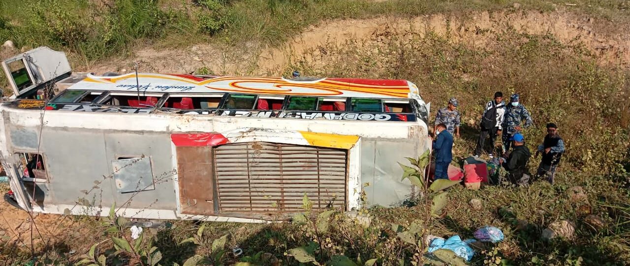 बस दुर्घटनामा २० जना घाइते