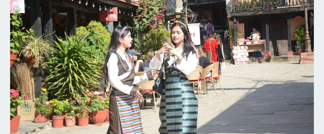 तस्बिर र टिकटक कैद गर्दै युवती