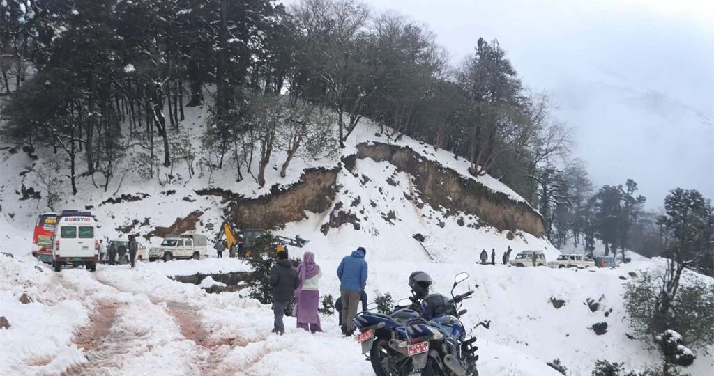 रुकुम पूर्वमा भारी हिमपात, मध्यपहाडी लोकमार्ग अवरुद्ध