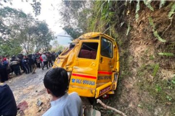 स्कुल भ्यान दुर्घटना हुँदा २५ विद्यार्थी घाइते १ विद्यार्थीकाे मृत्यु