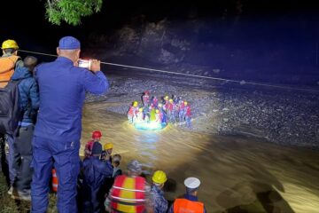 रोसी बाढीमा फसेका ८९ यात्रुको नौ घण्टापछि उद्धार